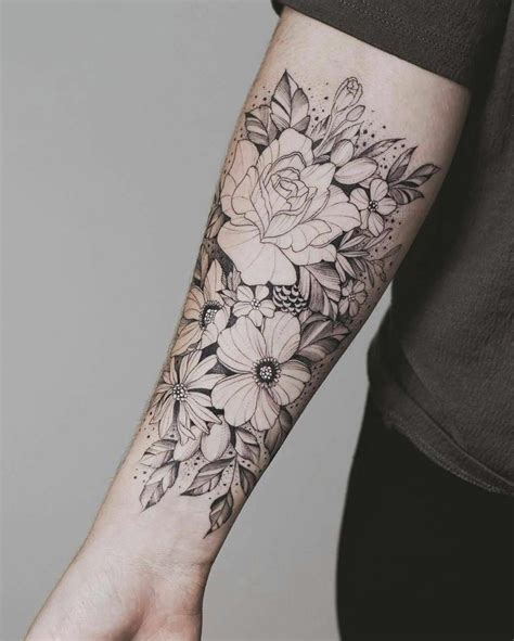 tatuaggio fiori braccio femminile|Armonia floreale: i meravigliosi tattoo floreali sul braccio delle ...